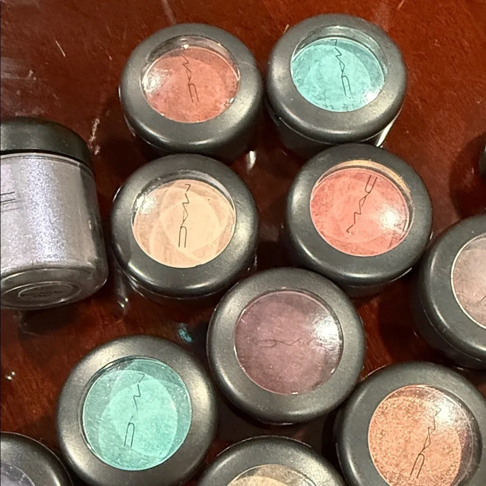 21 MAC Cosmetics Vibrant Eyeshadow Collection